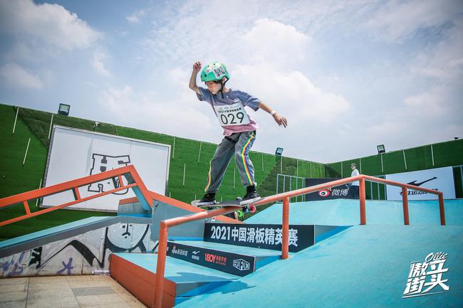 爱游戏- 爱游戏体育- AYX爱游戏体育官方网站每周速报 皮亚斯特里夺得2025 F1中国大奖赛冠军苏翊鸣首摘世锦赛银牌创中国单板滑雪历史