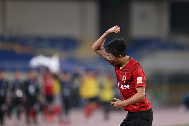 终于进球了!亚泰禁区内乱战得手 王鹏捅射破僵局