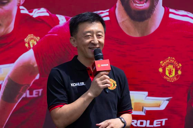 前中国男足国家队成员,知名足球评论员刘越为小球员们加油