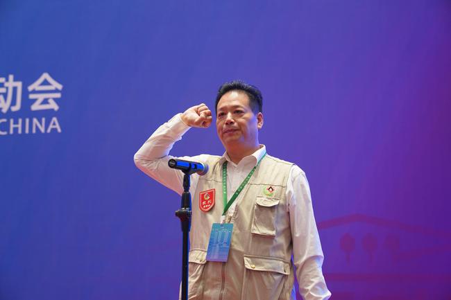 国家级桥牌裁判郑庆民代表裁判宣誓。
