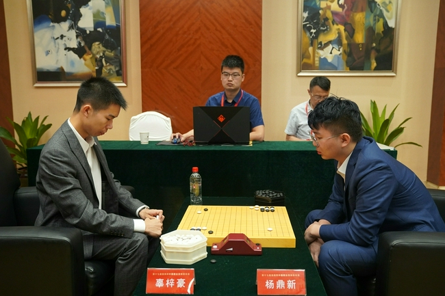 杨鼎新本局换为黑棋对决辜梓豪