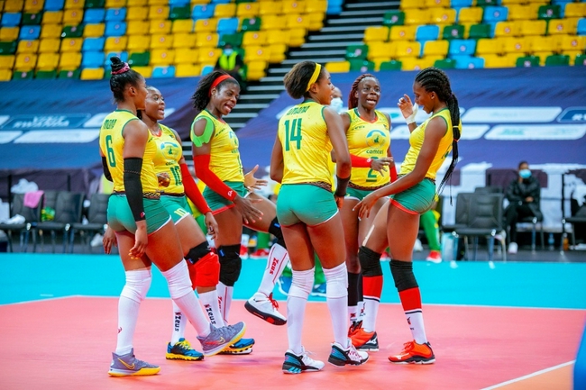 非锦赛喀麦隆肯尼亚会师决赛 双双直通2022世锦赛。图为喀麦隆女排庆祝。