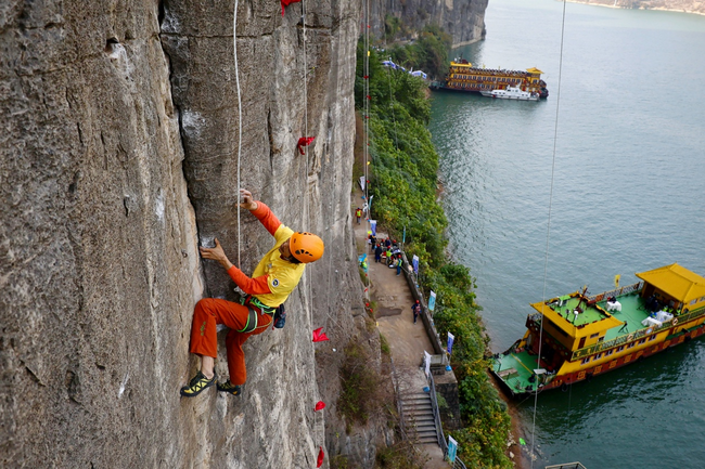 中国攀岩自然岩壁系列赛开战夔门较量再掀热潮