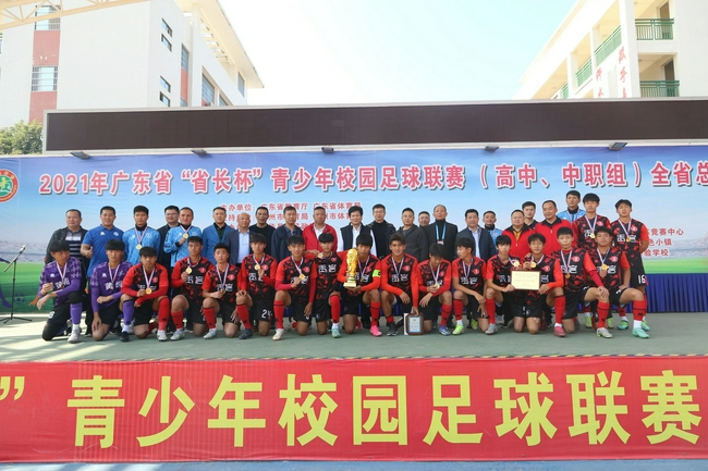 广州市玉岩中学首次捧起“省长杯”男子高中组的冠军奖杯。