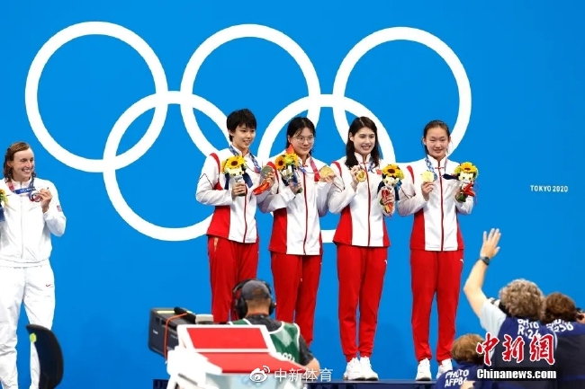 东京奥运会女子4x200米自由泳接力决赛中，中国队以7分40秒33的成绩夺得冠军，并打破世界纪录。李冰洁（右一）担任最后一棒。中新社记者 富田 摄