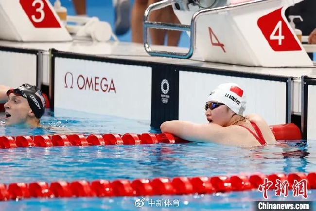 李冰洁（右）在东京奥运会400米自由泳决赛中。中新社记者 韩海丹 摄
