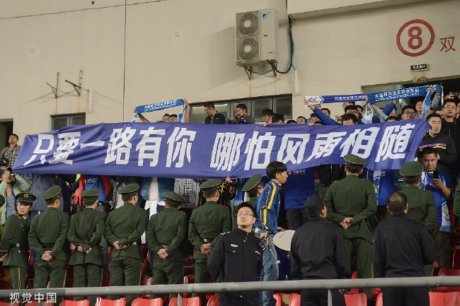 2014年11月2日，上海，2014中超末轮，上海申鑫1-1大连阿尔滨，大连降级球迷哭泣。