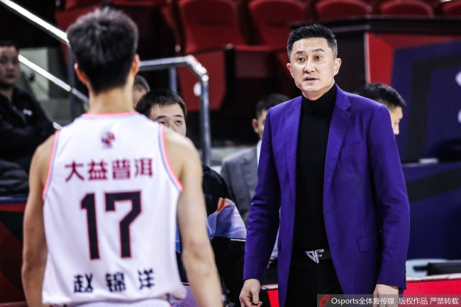 吃了你的心都有!广东小将防守失位被杜锋痛骂 吃了你的心都有!广东小将防守失位被杜锋痛骂