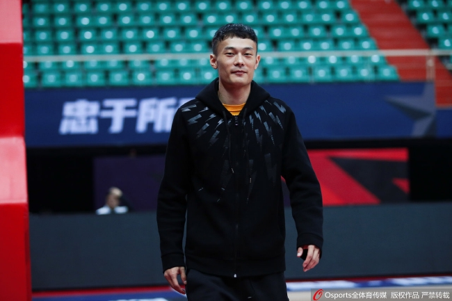 汤杰场边认真听杜锋讲解 呆萌表情逗乐球迷 汤杰场边认真听杜锋讲解 呆萌表情逗乐球迷