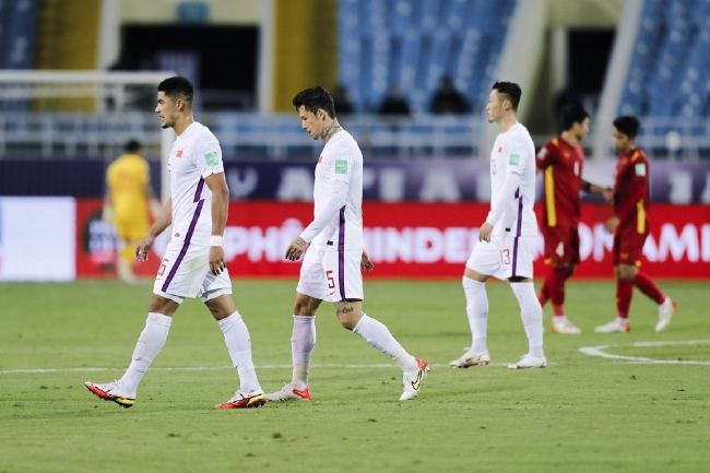记者：中国足球向世界展示了它的名片：急功近利！