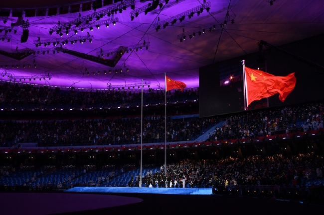 鲜艳的五星红旗飘扬在国家体育场上空