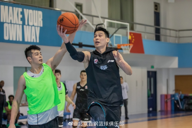 北京队前往青岛打热身赛 吉布森恢复对抗训练 北京队前往青岛打热身赛 吉布森恢复对抗训练