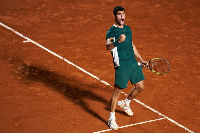 阿尔卡拉斯救2赛点逆转巴塞罗那站与布斯塔争冠