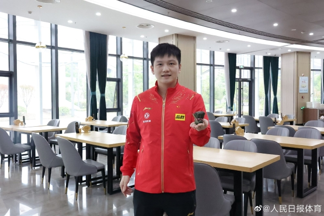 中国乒乓球队迎端午包粽子 马龙樊振东分别展示劳动成果！