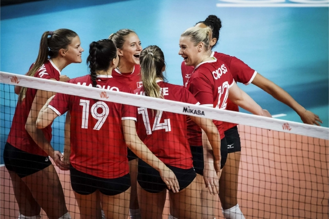 加拿大女排庆贺胜利