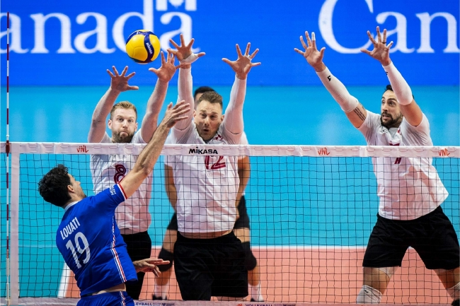 法国男排主攻洛亚蒂突破加拿大拦网