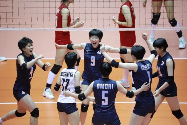 日本少年女排庆贺胜利
