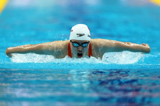 张雨霏在女子200米蝶泳预赛中排名第六，与朱嘉铭携手晋级半决赛
