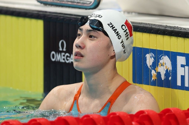 张雨霏在女子50米蝶泳比赛中以半决赛第五名的张雨成绩顺利晋级