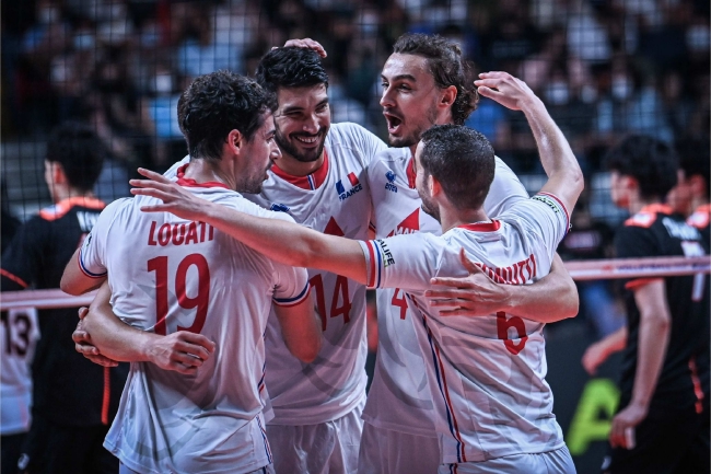 法国男排庆贺胜利