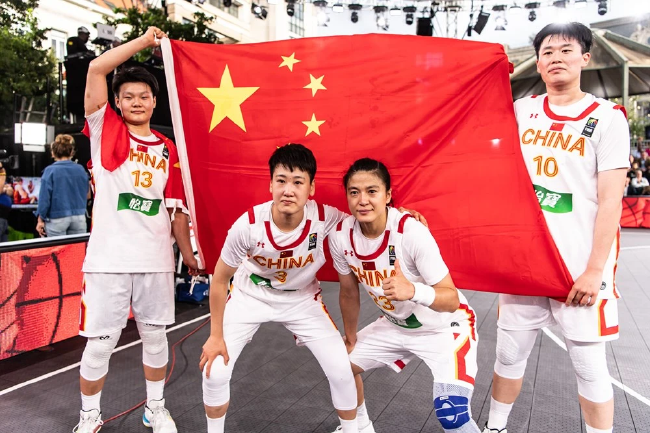 中国三人女篮队员合影留念