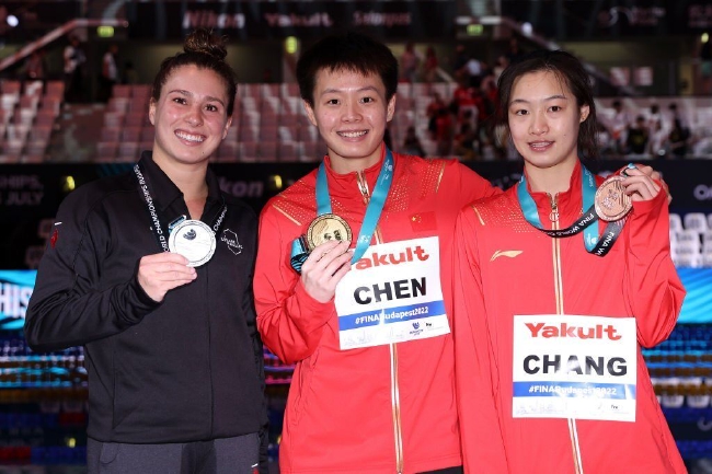 女子3米板奖牌获得者：瓦利、陈艺陈艺文和昌雅妮