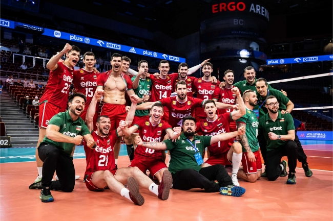 保加利亚男排赛后合影