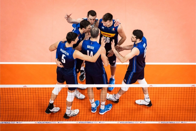 意大利男排庆贺胜利