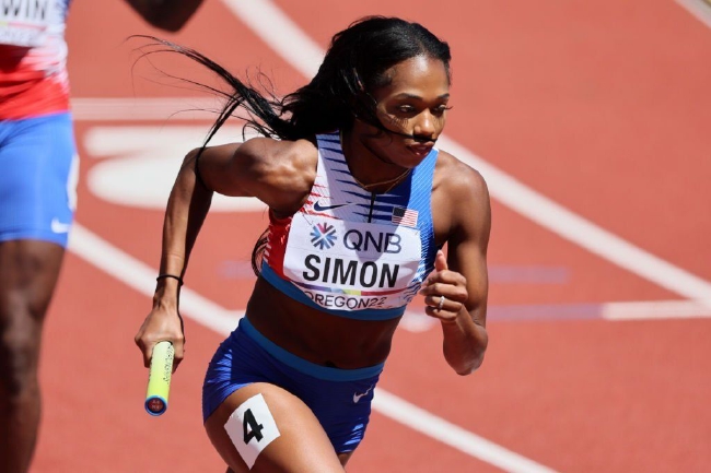 美国队的西蒙领先进入最后一个弯道，但却被连续超越，最终遭爆冷仅获得季军