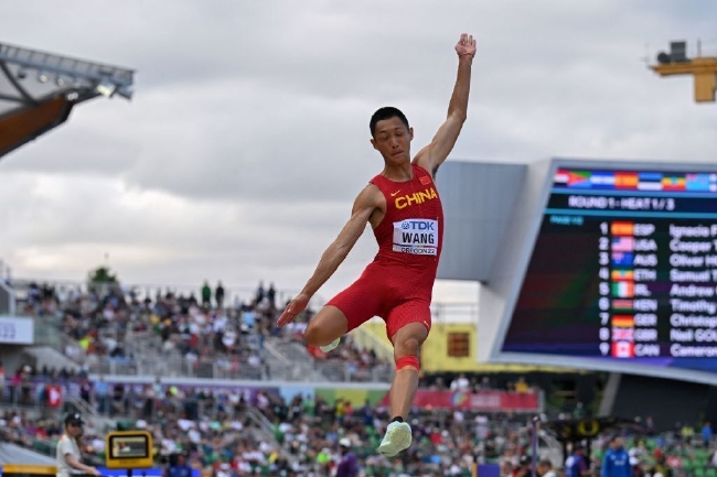 王嘉男最后一跳一飞冲天绝杀摘得中国田径队在本届世锦赛的首金，也是在男子跳远项目上的历史首金