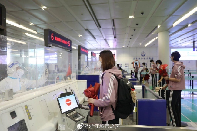 中国女排回国平安抵杭 闭环隔离备战2022年世锦赛！