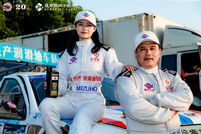 嘉禾兴产车队冠军李鹏程与女儿一起征战赛车场