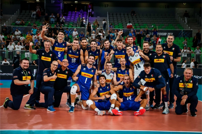 意大利男排获胜后合影