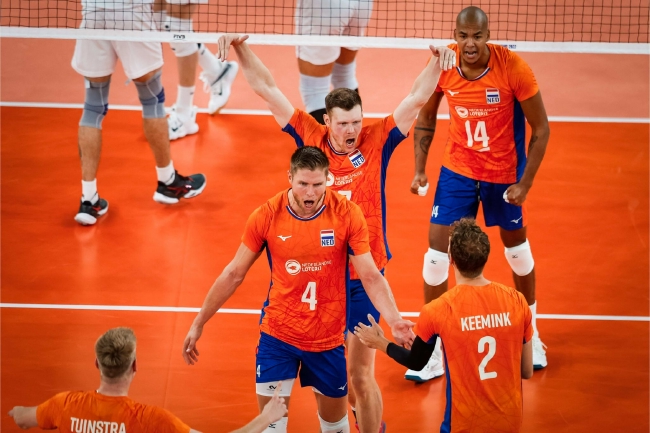 荷兰男排庆贺胜利