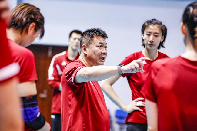 中国女排主教练蔡斌率队备战世锦赛