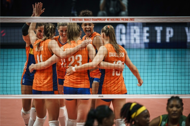 荷兰女排庆贺胜利
