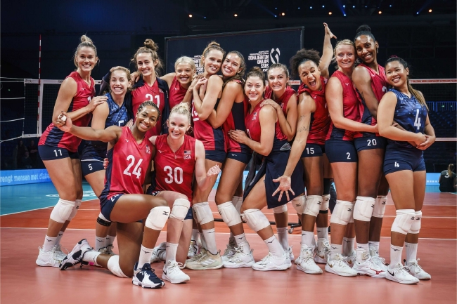 美国女排赛后合影