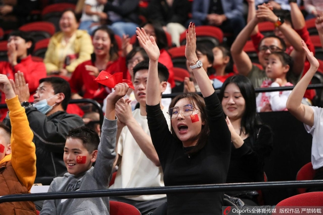 华人球迷太给力！中国女篮在客场打出主场感觉