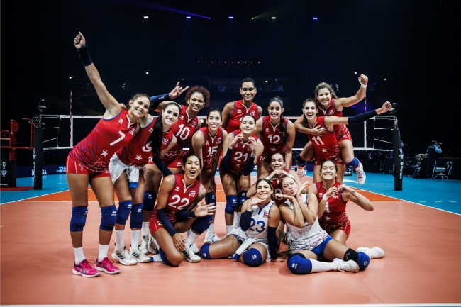 波多黎各女排斩获复赛首胜后合影