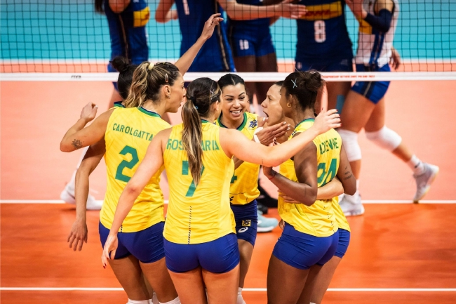 巴西女排庆贺胜利