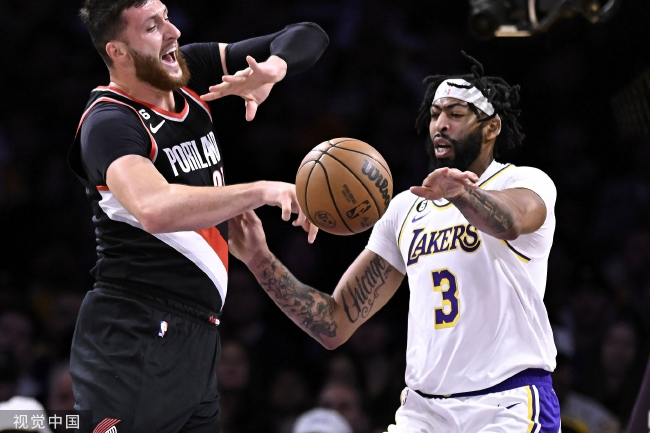 浓眉砍下高分领衔湖人冲击季后赛关键战役对阵雄鹿