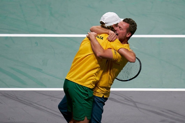 澳大利亚队自2003年后初度晋级戴维斯杯决赛之后，队长休伊特与普塞尔情感拥抱