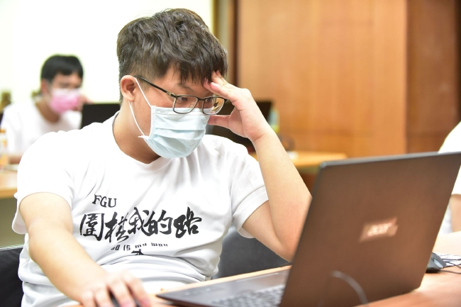 佛光大学一台李弘玺