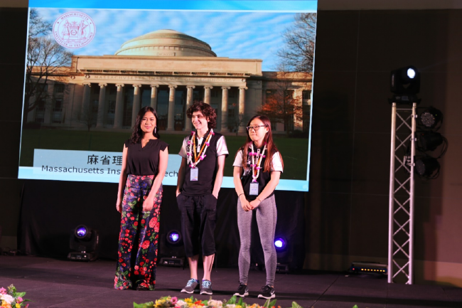 2017年第4届世界大学生围棋锦标赛开幕式上，瓦格纳（中）与同学一起登场亮相。