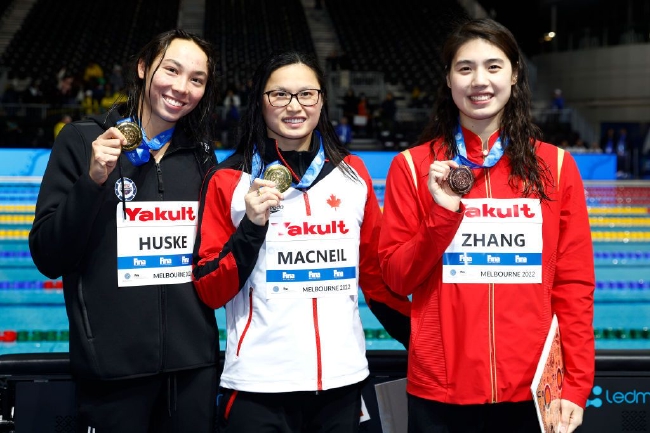 张雨霏在女子50米蝶泳项目上平亚洲纪录摘铜，年短夺得中国游泳队在本届赛事的池游首枚奖牌