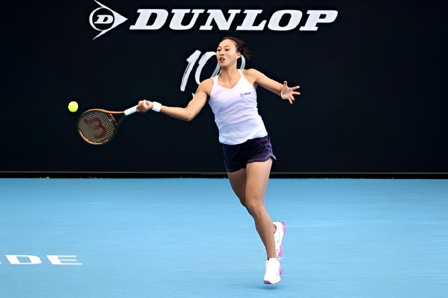 阿德莱德站-郑钦文带伤连赢8局 逆转罗杰斯进次轮