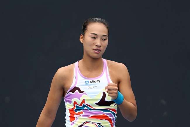 郑钦文五战大满贯正赛一起闯过首轮关