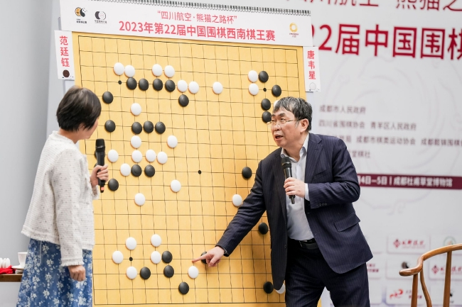 棋圣聂卫平九段和女子世界冠军张璇八段联袂讲解