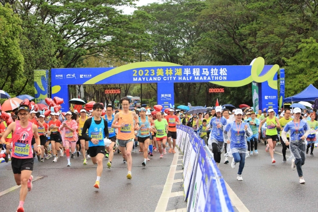 千人雨中参与美林湖马拉松 环湖赛道惹人醉！