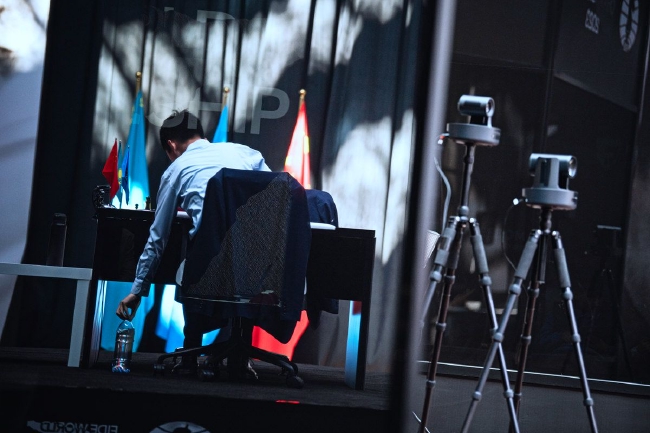 把水放到身边，不打算去休息室了